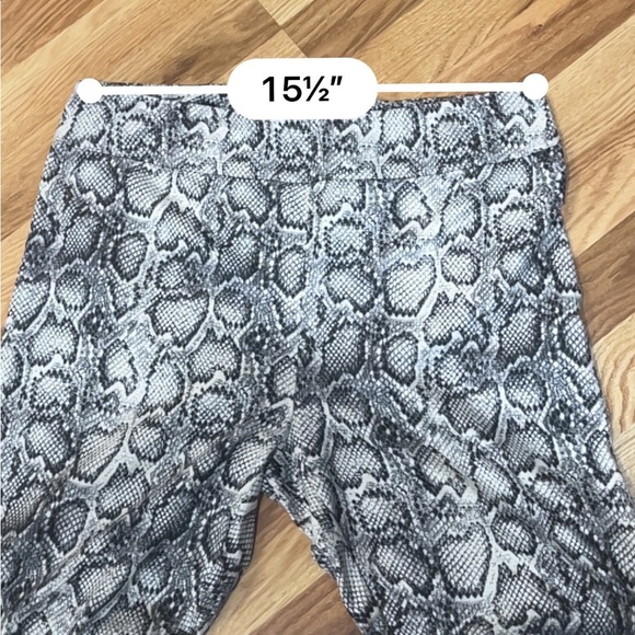 Vocal Apparel Knit Leggings with Snakeskin pattern, crystal and lace. - Picture 13 of 14